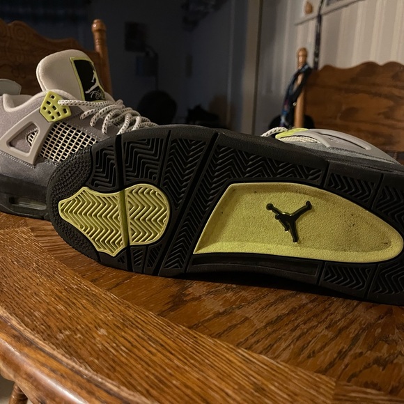 Jordan 4 neon - Picture 2 of 7
